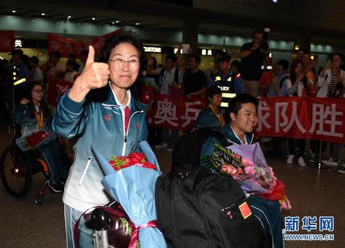 里约残奥会中国代表团乒乒球队领队仉兴玉在首都国际机场向接机民众致意。 新华社记者贺长山摄 图片来源：新华网