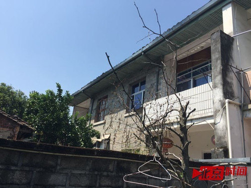 一栋居民楼被改成“网吧”，窗帘终日遮掩。图/北京时间 尹志艳