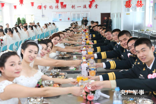 图为50对新人举杯共庆。陈浩 摄　