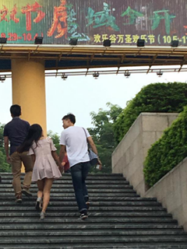 IT男为阻止女友买iphone7，当场下跪4