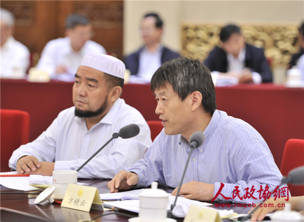方精云委员（右）在双周协商座谈会上发言。