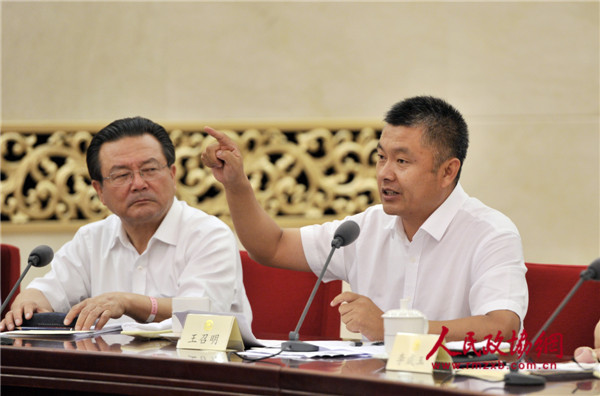 王召明委员（右）在双周协商座谈会上发言。