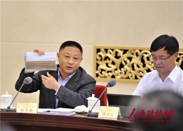 胡克勤委员（左）在双周协商座谈会上发言。