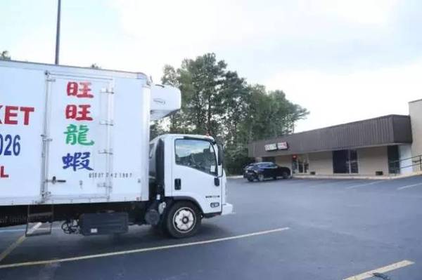 嗯，这就是她家的店，她的家距离这里有大约20分钟车程。
