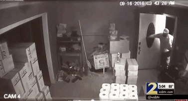 看看陈凤珠自己是怎么讲述这件事情的经过吧。上周五的凌晨4点左右，三名彪悍的持枪匪徒闯入她位于春街(Spring Drive)的住宅，并在房内搜刮现金。