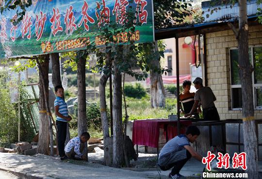 如今沙拉依冬？巴吾冬当起了老板，雇佣四个小伙干活。　王小军 摄