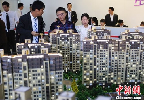  图为南京市民在一处楼盘售楼处内咨询。(资料照片) <a target='_blank' href='http://www.chinanews.com/'>中新社</a>记者 泱波 摄 