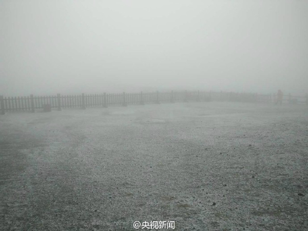 10月3日中午，长白山下起了今年入秋以来的第一场雪，预计今天下午还可能有一个降雪过程。 @央视新闻 图