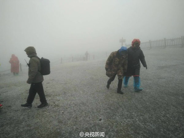 长白山下起今年入秋以来第一场雪，目前景区主峰临时关闭