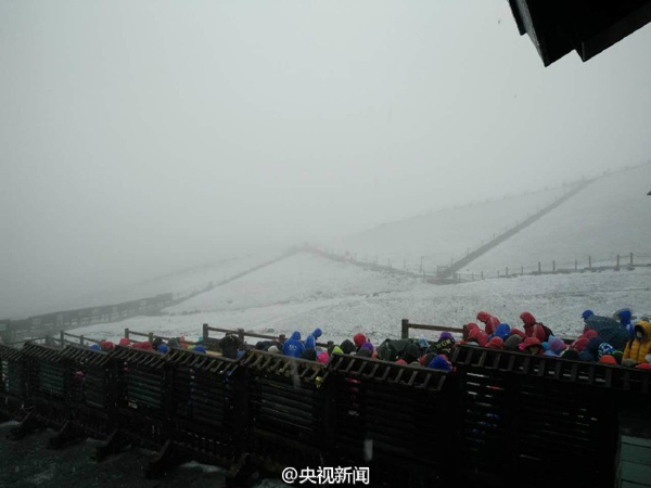 长白山下起今年入秋以来第一场雪，目前景区主峰临时关闭