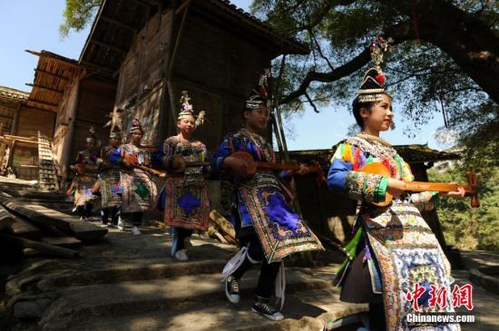 10月3日，乌公侗寨少女身着盛装庆祝烧鱼节。 <a target='_blank' href='http://www.chinanews.com/'>中新社</a>记者 贺俊怡 摄