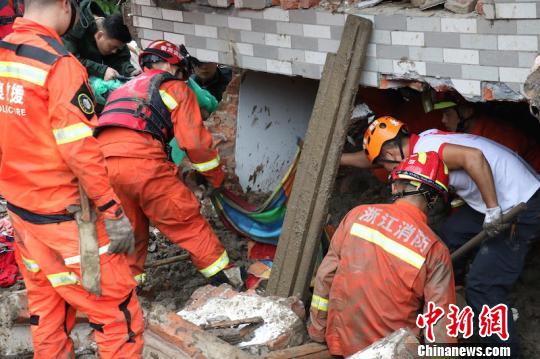 浙江遂昌山体滑坡遇难人数上升至15人 仍有12人失联 何蒋勇 摄