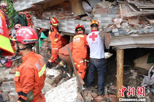 浙江遂昌山体滑坡遇难人数上升至15人 仍有12人失联 何蒋勇 摄