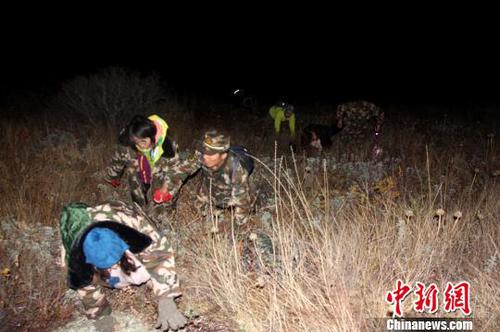边防官兵带领游客走出山崖。　石晓坤　摄