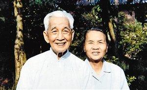 容庚，生于1894年，1983年去世。本名肇庚，字希白，号颂斋，广东东莞人。我国著名的古文字学家、考古学家和收藏家，在篆刻学方面也有很高造诣。图为晚年容庚与夫人。（资料图片）