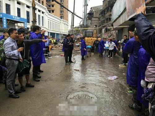 浙江温州民房倒塌现场救出13人 其中8人已遇难