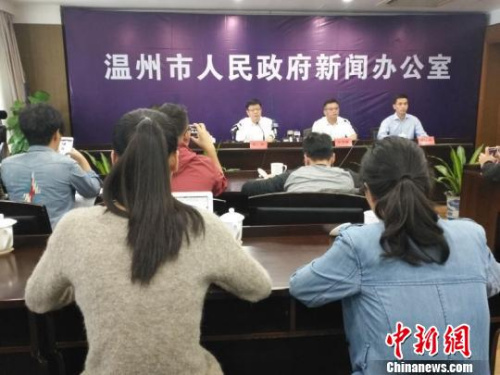 温州房屋倒塌新闻发布会。　张茵 摄
