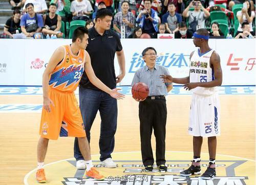 其他球员都站一起，这种状况也没有更好。