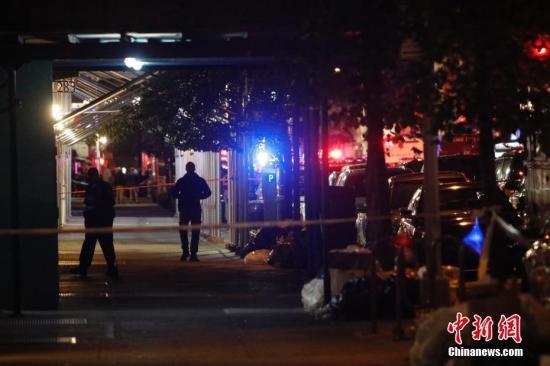 当地时间9月17日，纽约曼哈顿切尔西街区，警察警戒。当晚，纽约曼哈顿切尔西街区的爆炸已造成29人受伤，一人伤势较重，但无生命危险。初步调查显示，这是一起“蓄意行为”，但目前尚无证据显示爆炸与恐怖袭击有关。中新社记者 廖攀 摄