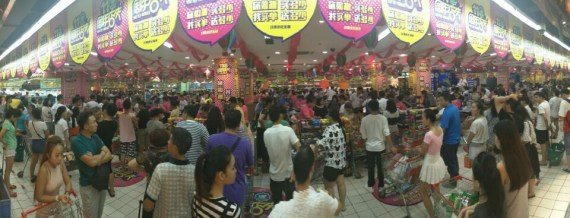 台风即将来袭三亚超市被抢购一空？媒体辟谣