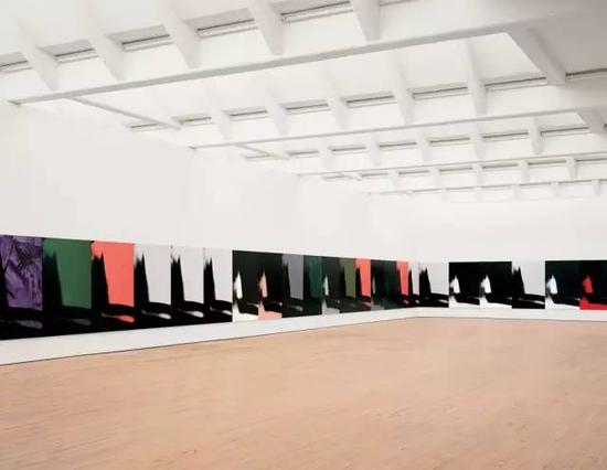　　《影子》也曾在美国Hirshhorn的环形展厅进行过展示 Installation view of Andy Warhol： Shadows at the Hirshhorn， September 25， 2011–January 15， 2012。 Photo： Cathy Carver。