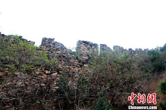 寨墙上的垛堞和射击垛口保存完好 宋俊初 摄