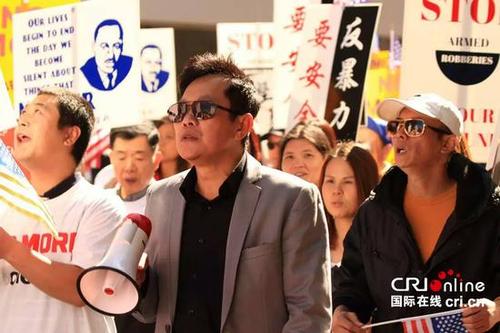 费城民众游行抗议YG煽动抢劫华裔的暴力文化 （陈彩秋供图）