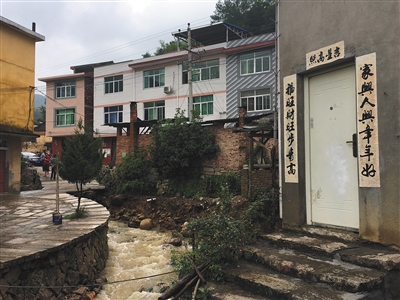 9月29日，周炳耀家后面的庄里溪。9月15日，周炳耀清理涵洞淤塞物时，从桥上落水。A16-A17版摄影（除署名外）/新京报记者 唐爱琳