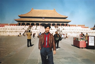 周炳耀年轻时到故宫游览。
