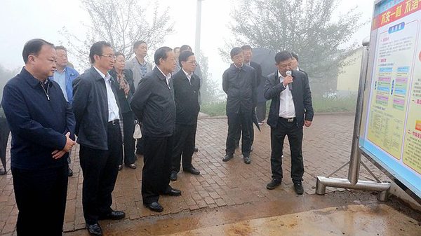 10月8日，刘晓峰率调研组在昆明市东川区乌龙镇大水井村调研，龚建明参加调研
