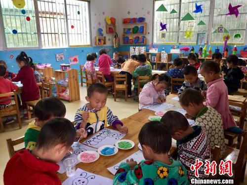 孩子们在活动室里画画。　刘鹏 摄