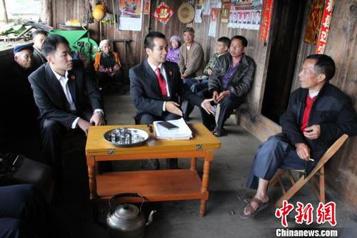 资料图：黄智向当事人释法说理。　贾冬苗 摄