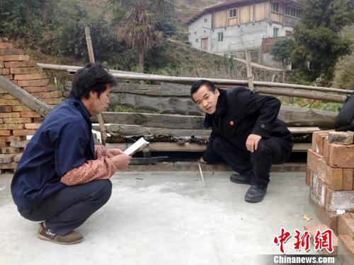 资料图：黄智(右一)到当事人所在地进行实地测量、办案。　贾冬苗 摄