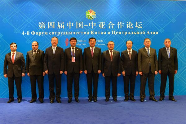 出席论坛各国政要嘉宾合影