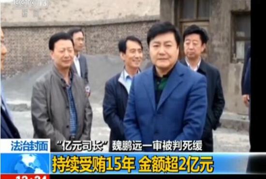 与此同时，办案人员在房间的壁柜和储物间里找到了多个拉杆箱和手提袋，里面装的也全都是现金，其中除了人民币外，还有大量欧元、美元、港币和英镑，无法估量现场到底有多少钱。
