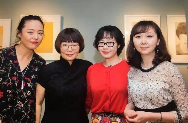 左起：参展艺术家章燕紫，展览总监董慧萍副教授，学术主持傅怡静博士后与参展艺术家邵亦杨
