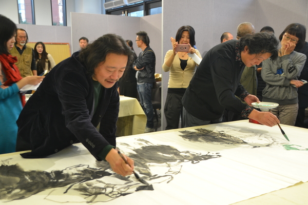 5-2纪连彬、张江舟在作画