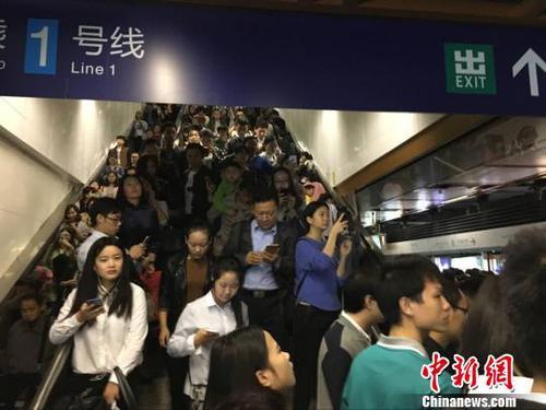 21日上午7时许，南京地铁一号线发生故障。恰遇早高峰时期，大面积乘客滞留车站。　朱晓颖 摄