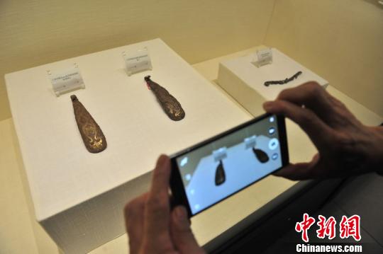 图为展出的带钩　刘冉阳　摄