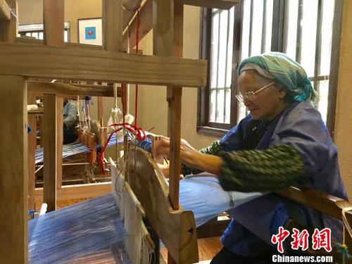 大寨村秧弄锦绣合作社里的布依族老人。　杨云 摄