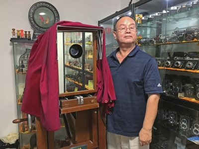金鹏飞在家中的收藏室里，向我们展示他的古董相机们