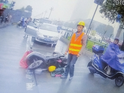 司机违章拒检推倒电动车、掰断交警手指（图）