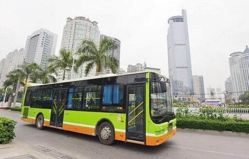 乘客甩出未关车门公交车