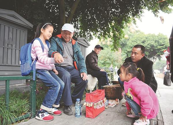 面对前来询问的人群，无论他们是否购买，万富册老人总是不厌其烦地讲解。