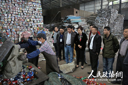 达州市政协就生活垃圾、废弃物等回收再利用开展调研