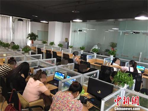 警方现场查获犯罪嫌疑人卢某贩卖公民个人信息的咨询公司。　徐石泉 摄