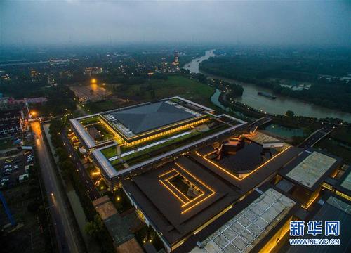 新建成的“乌镇互联网国际会展中心”由“普利兹克建筑奖”获得者、中国美院教授王澍领衔设计，建筑面积8.1万平方米，由会议中心、接待中心和展览中心三个功能区块组成。 新华社记者 徐昱 摄 图片来源：新华网