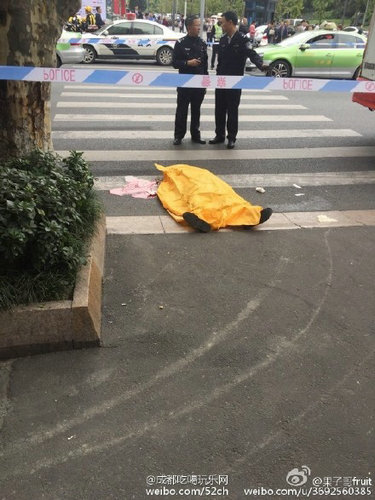 男子突然扑向公交车被碾身亡。