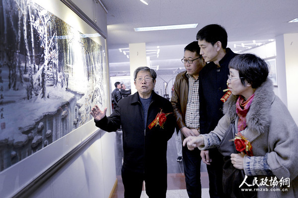 0001A冰雪山水画创始人、著名画家于志学在学生高宏的画展上和嘉宾交流冰雪画创作技巧_副本