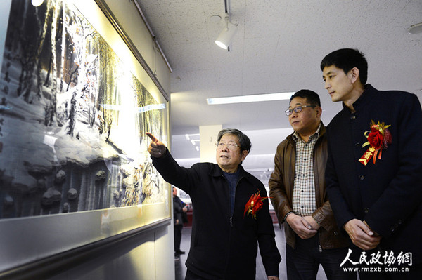 00010A0001A冰雪山水画创始人、著名画家于志学在学生高宏的画展上和嘉宾交流冰雪画创作技巧_副本